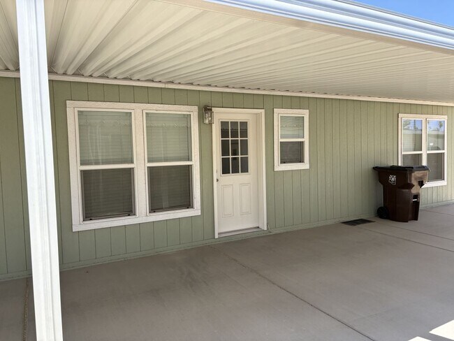 Foto del edificio - 16613 N 2nd Ln