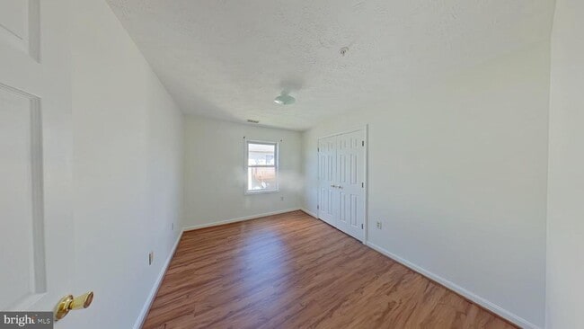 Building Photo - 1290 S Ox Rd