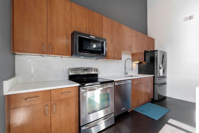 Foto del edificio - Spacious, one bedroom condo unit with underground parking