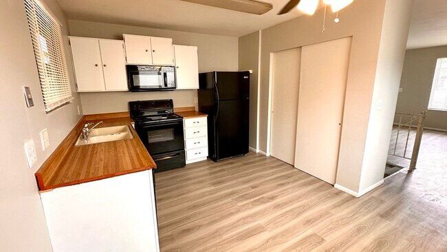 Foto del edificio - Remodeled 4 Bedroom Townhome!