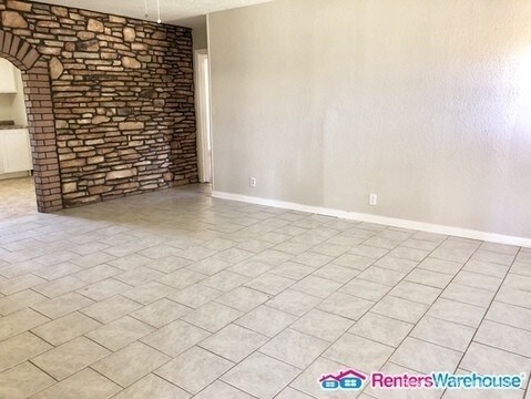 Foto del edificio - Stunning one story rare 3 bedroom 2 bath home