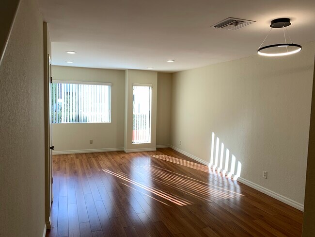 Building Photo - 338 W Wilson Ave