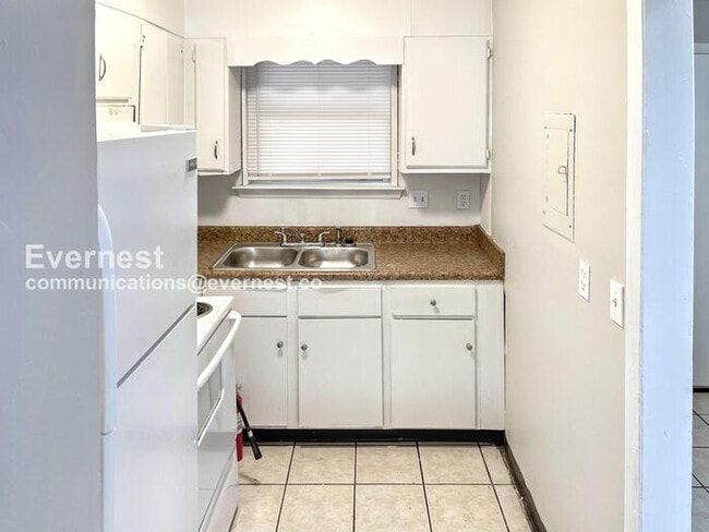 Building Photo - 1512 11th Ave N