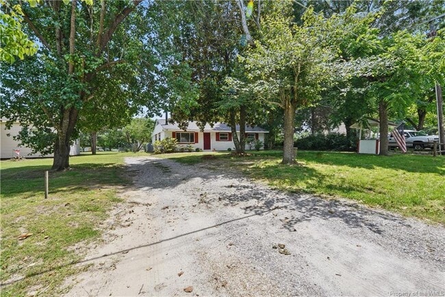 Building Photo - 3127 N Riverside Dr