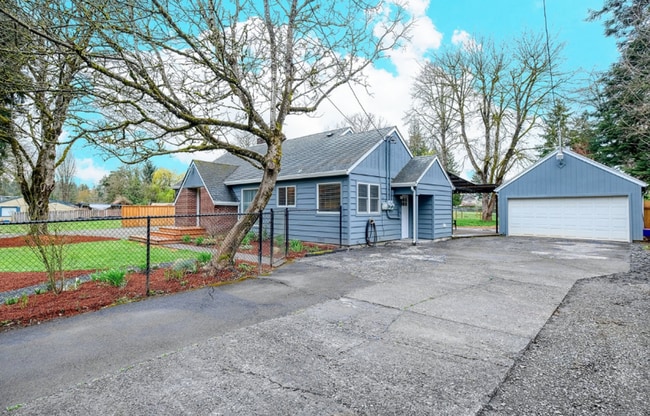 Building Photo - Welcome to This 2 Bedroom 1 Bathroom Charm...