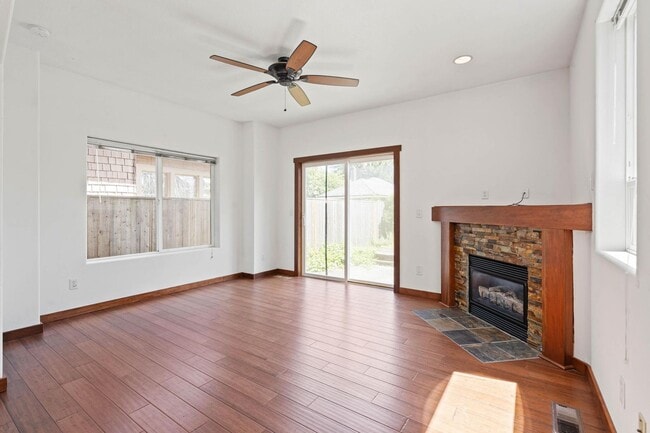 Building Photo - Charming 3-bdrm/2-bath Slender Home in Roseway. Fenced backyard, 1-car garage