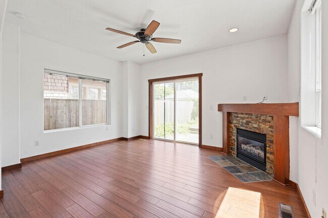 Foto del edificio - Charming 3-bdrm/2-bath Slender Home in Roseway. Fenced backyard, 1-car garage
