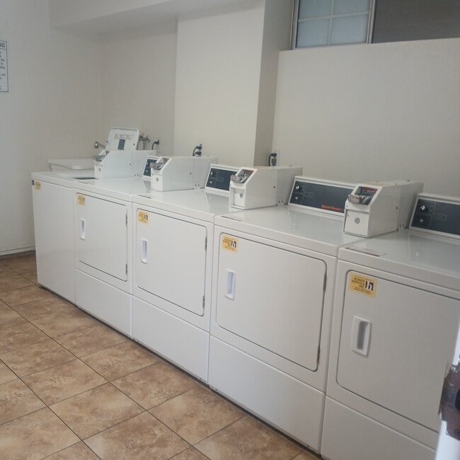 Building Photo - 715