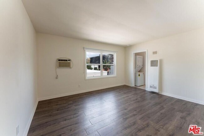 Foto del edificio - 10708 1/2 Moorpark Street Unit