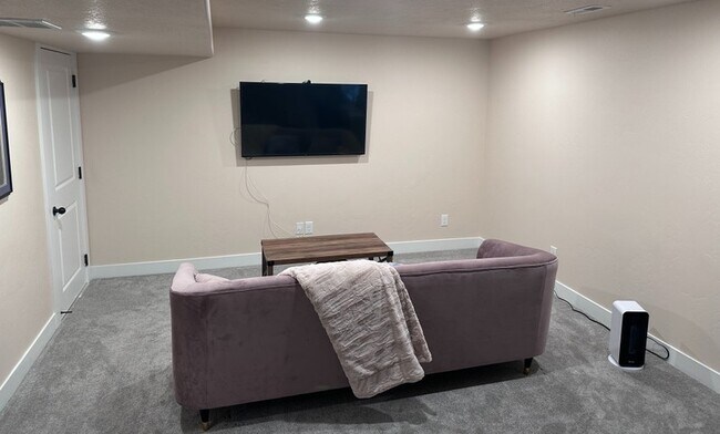 Foto del edificio - 652 Fall Creek Dr