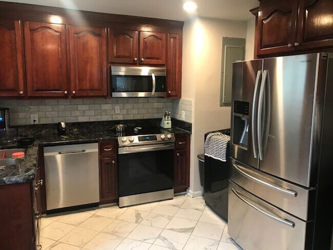 Building Photo - -- AVAILABLE JUNE 5TH — 3 BR / 1 BA Newly Renovated Ranch Home. Available June 5th!