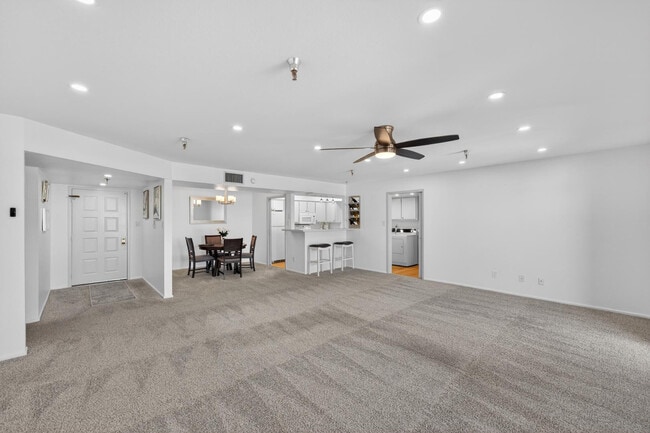 Building Photo - 425 S Parkcrest