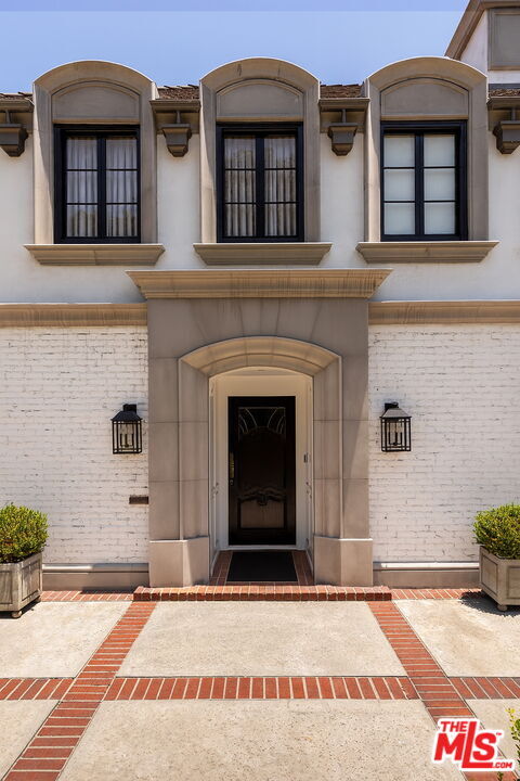Foto del edificio - 908 N Rexford Dr