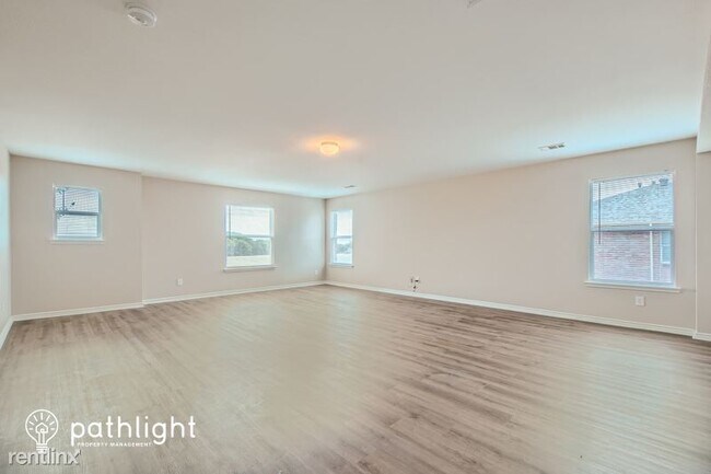 Foto del edificio - 5 br, 3 bath House - 3005 Helen Lane UNIT