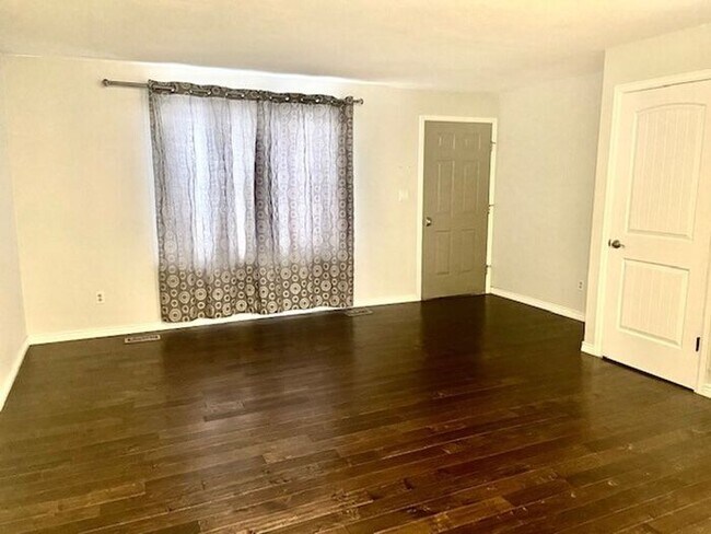 Building Photo - Gorgeous 4 Bed, 2 Bath Home in Central For...