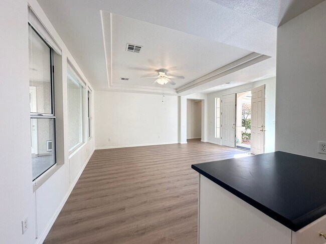 Building Photo - 4684 Riva De Romanza St