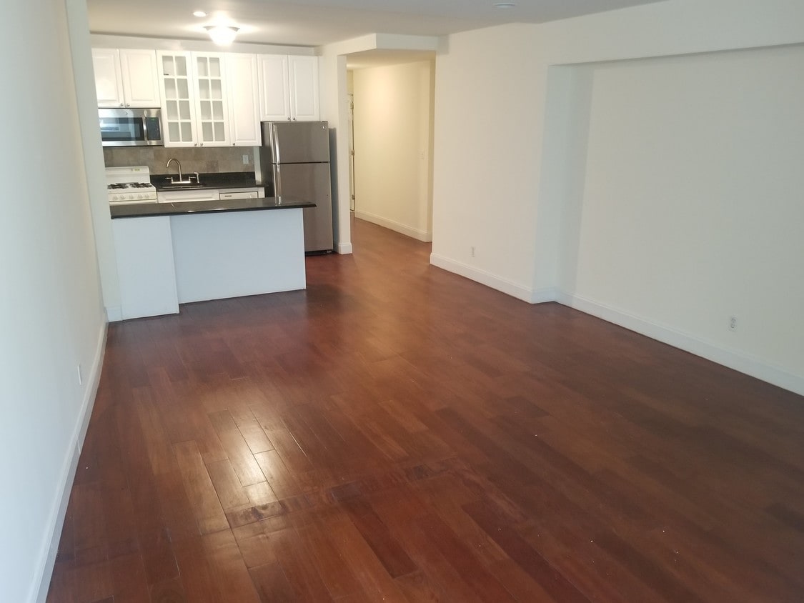Foto principal - 307 E 37th St