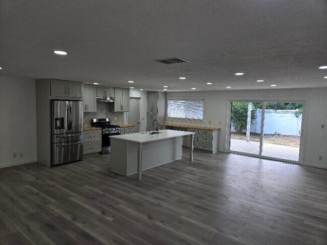 Foto del edificio - 6095 McLeod Ln NE
