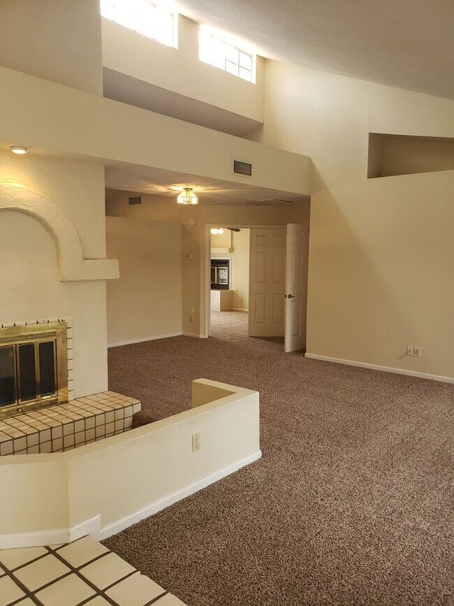 Foto del edificio - 837 N Oak Ct