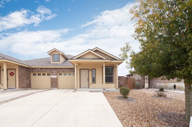 Building Photo - Beautiful 3 bedroom Luxury Duplex, New Bra...