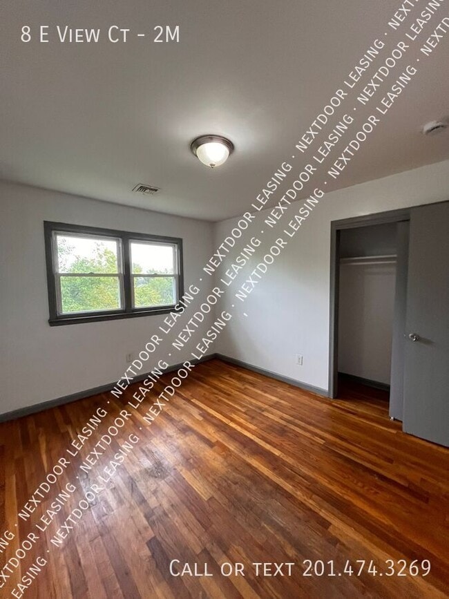 Building Photo - 8 E View Ct