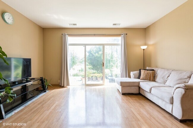 Building Photo - 2429 Golf Ridge Cir