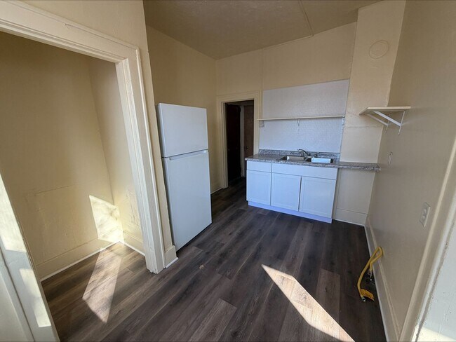 Building Photo - 2 bed 1 bath House for rent!