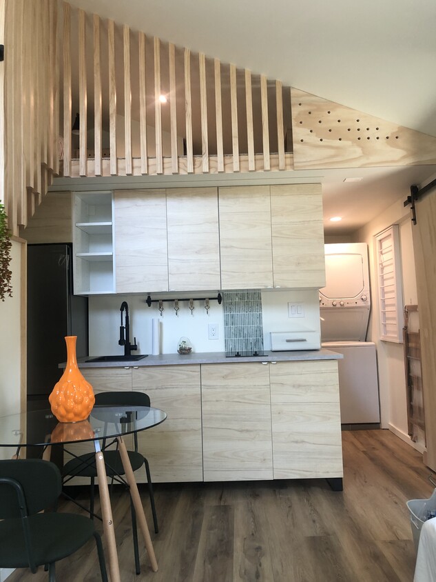 Foto principal - 7044 McLaren Ave