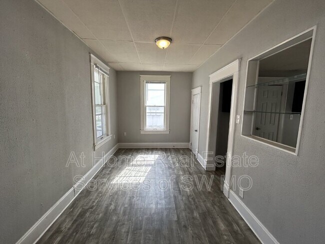 Building Photo - 610 W Harrison St
