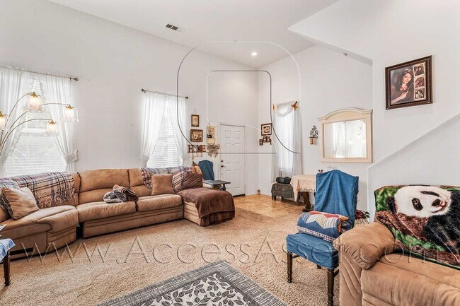 Building Photo - Stunning 3 Bed/2.5 bath Home, FULLY FURNIS...