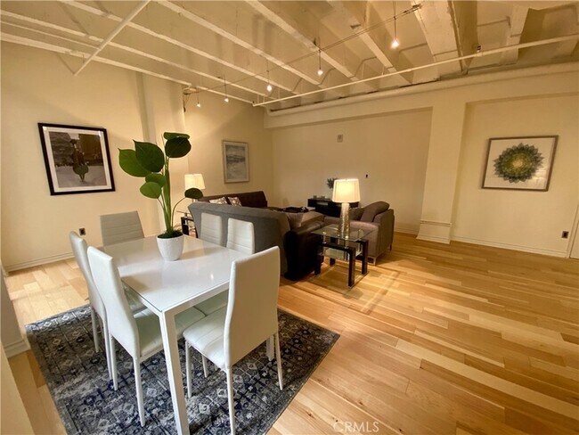 Foto del edificio - 312 W 5th St