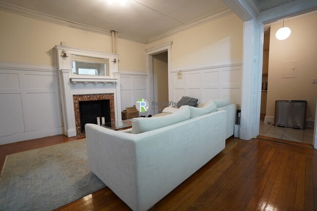 Building Photo - 452 Park Dr