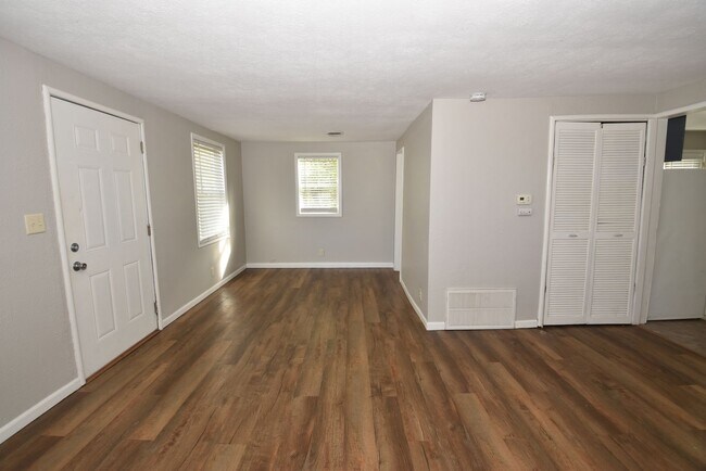 Foto del edificio - Mishawaka South-side 3 bedroom with a fenc...