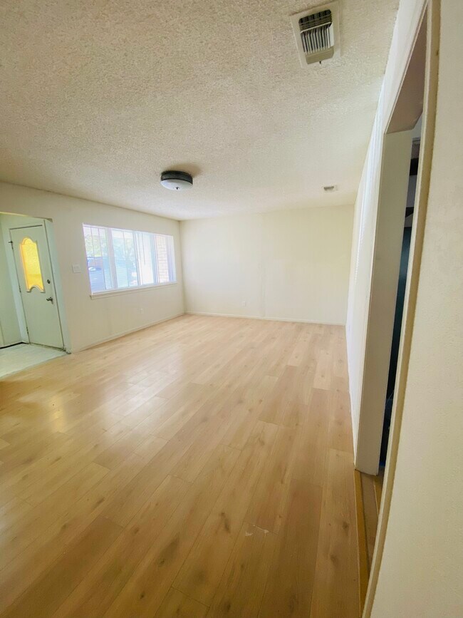 Foto del edificio - 815 S Roy Reynolds Dr