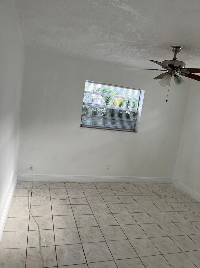 Foto del edificio - 5315 NW 16th Ct