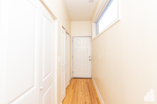 Foto del edificio - 1133 W Addison St