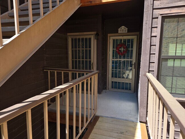 Foto del edificio - Two bedroom two bath gated Community Condos off Medical Drive close to I 10 & Babcock.