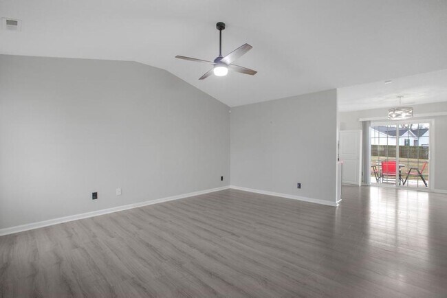 Building Photo - Richlands Adorable Home!
