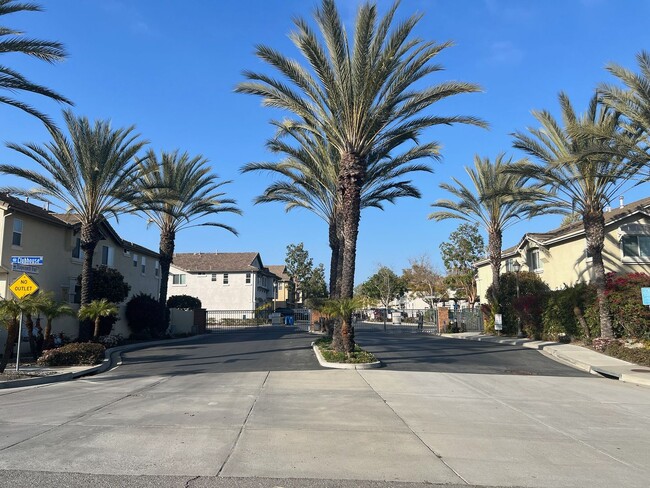 Building Photo - Eastlake Beauty 3 bedroom, 2.5 Bath