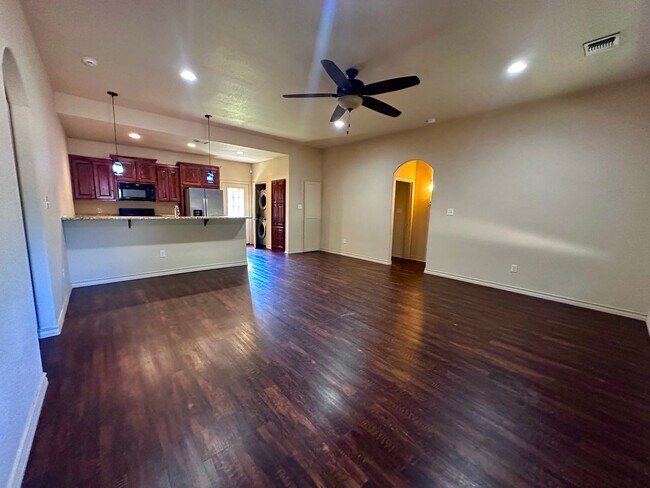 Building Photo - Spacious 4/4 House Near Baylor Campus with Yard!