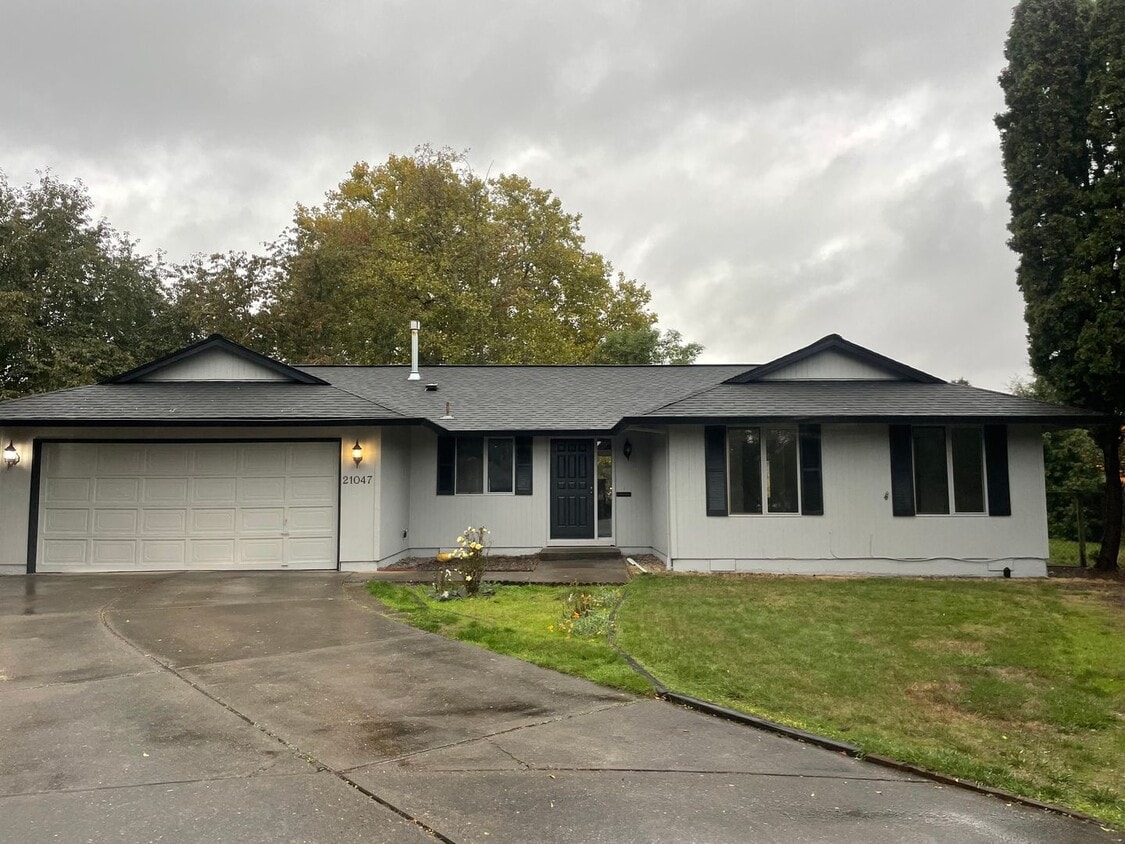 Charming 3-Bedroom Home on Quiet Cul-de-Sac - Charming 3-Bedroom Home on Quiet Cul-de-Sac