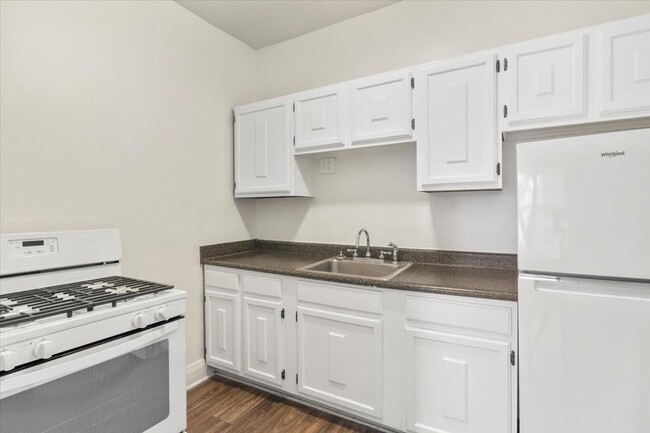 Kitchen-Classic - Rochester City Apartments