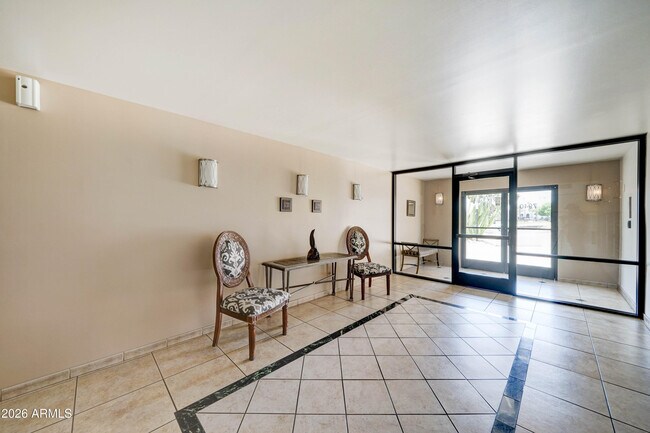 Foto del edificio - 7940 E Camelback Rd