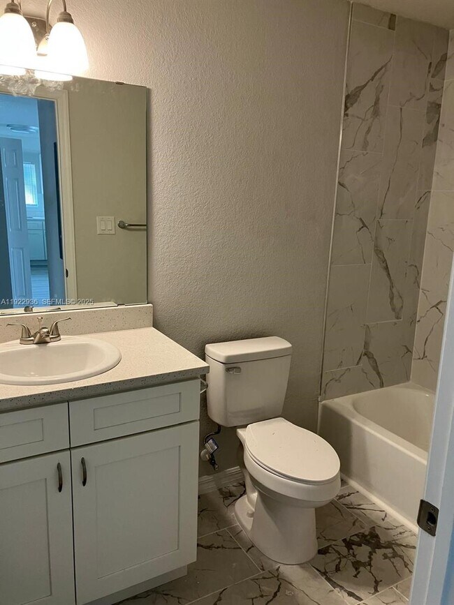 Foto del edificio - 434 Poinsettia Ave