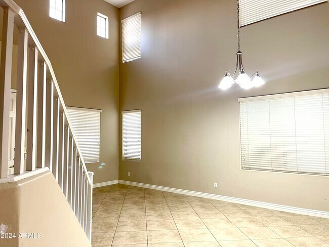 Foto del edificio - 2181 E Iris Dr