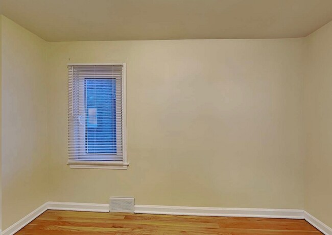 Building Photo - 9021 S Albany Ave