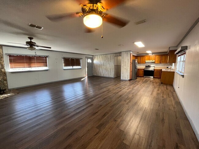 Foto del edificio - Spacious 3-Bedroom home with Huge Fenced Yard & Pole Barn – Live Oak, FL