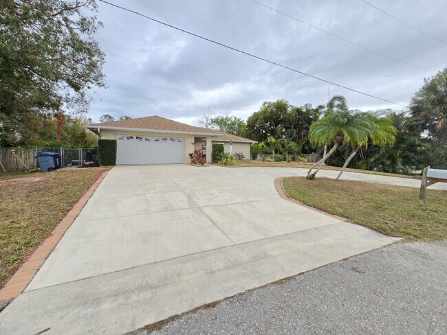 Foto del edificio - Remodeled 2 bed/ 2 bath/ 2 car garage ~ Annual Rental in Sarasota ~