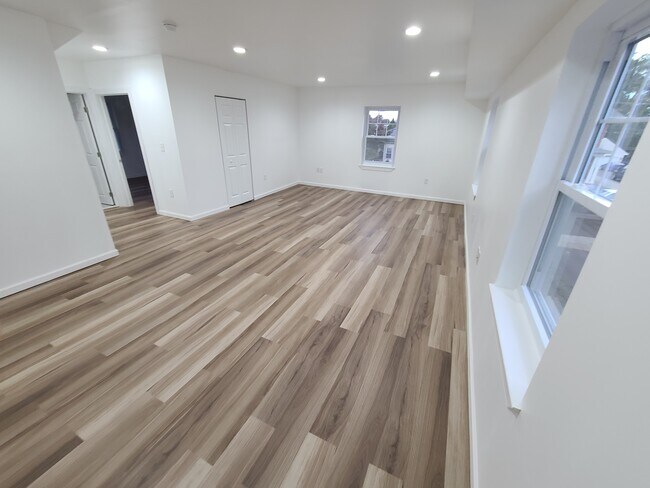 Building Photo - 21 S Harwood Ave