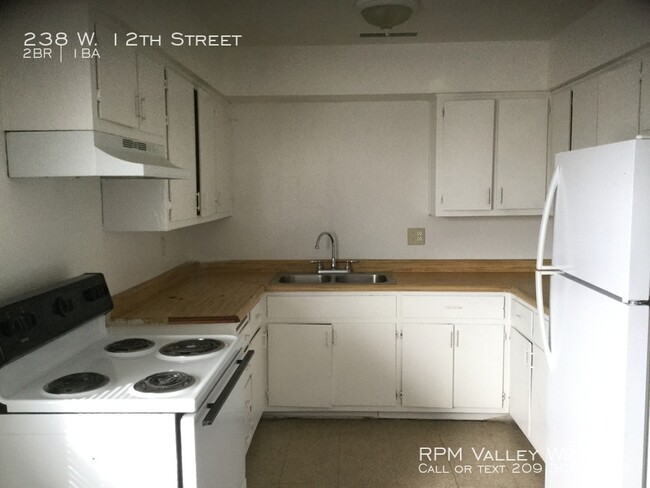 Building Photo - 2 Bedroom Apartment Available Now!
